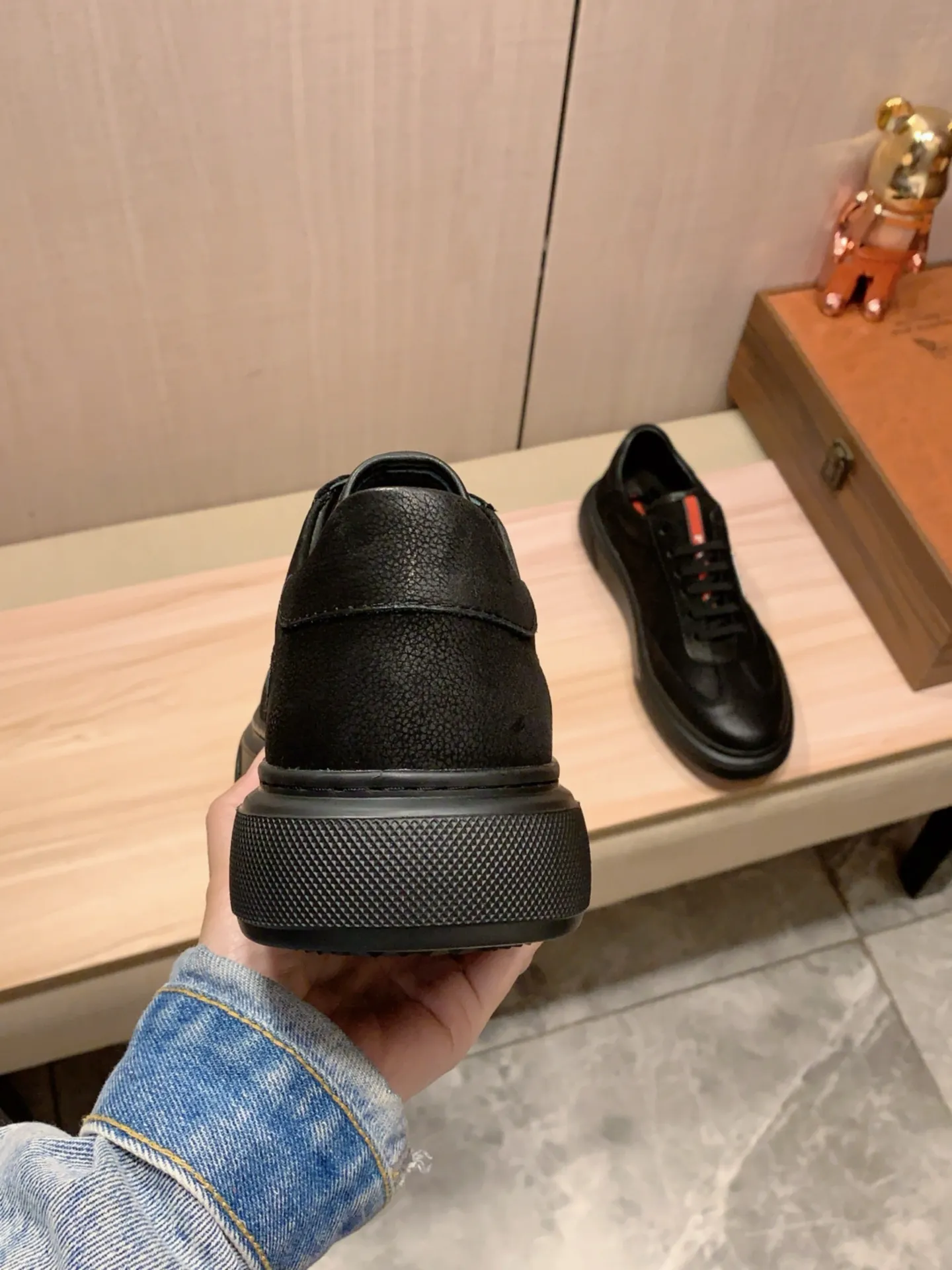 New model: Factory price: 460💰💰🎩🎩[Lightning][Lightning] "Prada Men's Shoes 💰pRADA*" The latest and most popular casual shoes, top brands [seduce] luxury~purchase, top~quality. [Strong] The upper is made of imported breathable and polished cowhide material ➕ Breathable sheepskin feet (•) with fine workmanship. The original stylish and stylish soft rubber wear-resistant and non-slip outsole is light and comfortable on the feet. The real thing looks better when photographed in person. 0186: code: 38-44, 4️⃣ colors selected